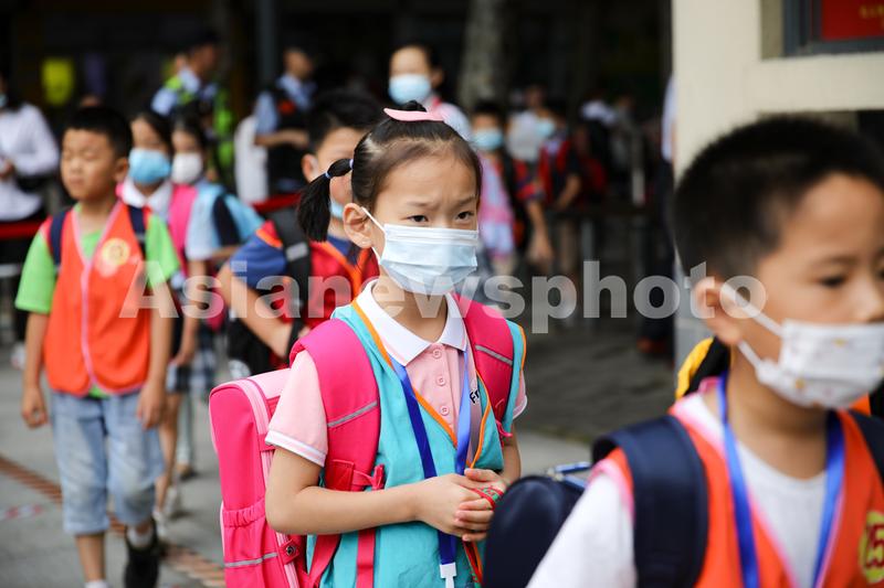 江苏连云港中小学开学学生戴口罩有序进校园