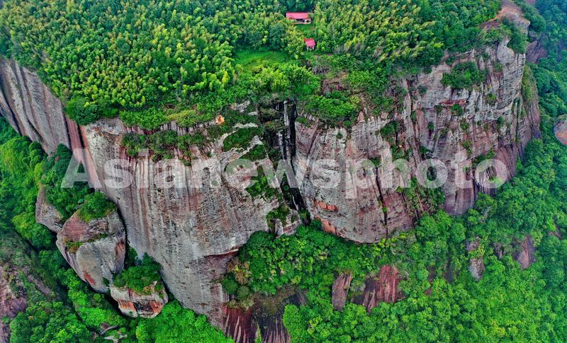 江西会昌雨后丹霞地貌