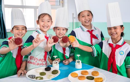 呼和浩特小学生学做月饼迎中秋节