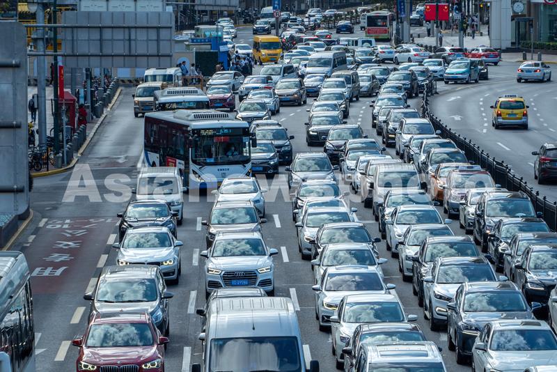 节后首日上海市区早高峰车流繁忙