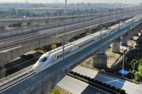 江苏南通盐通高铁首迎动检车上线试跑