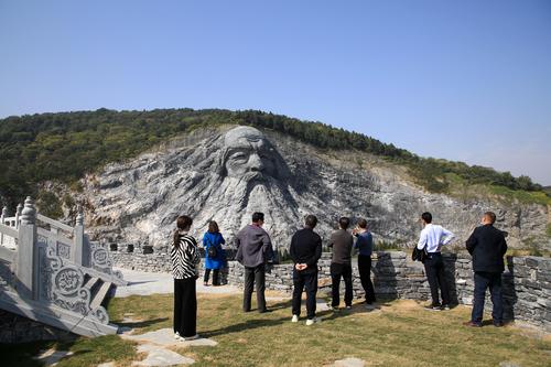 湖北襄阳中国最大山体头像伏羲摩崖石刻雕像亮相