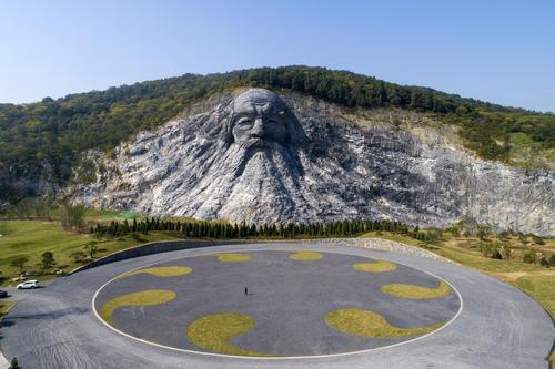 湖北襄阳中国最大山体头像伏羲摩崖石刻雕像亮相