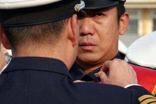 北部战区海军航空兵某旅退役士兵含泪告别军营