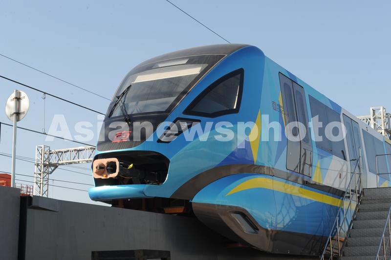 青岛新一代跨座式单轨列车成功试跑