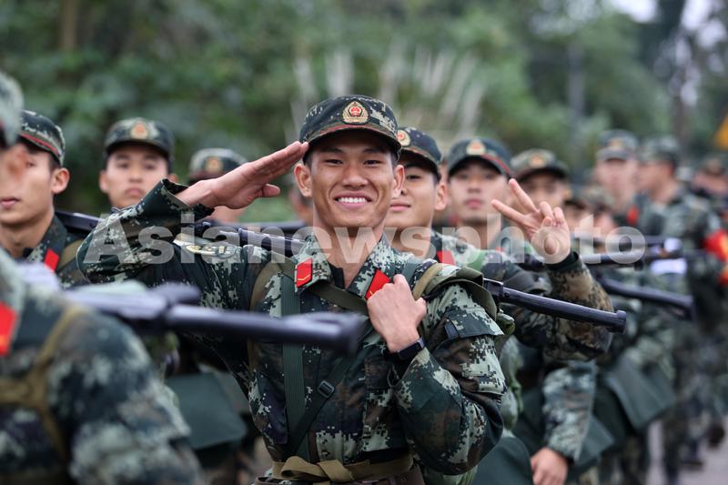 武警海南总队组织千余名新兵野营拉练