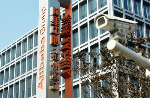 2020-12-242020年12月24日,阿里员工从阿里巴巴杭州总部的门口走过