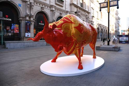 辽宁沈阳红牛雕塑亮相街头迎牛年