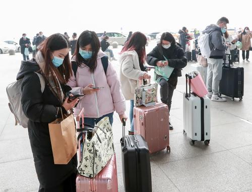 湖北武汉高校大学生分批放假离校返乡