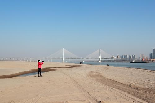 湖北武汉天兴洲现大片沙滩
