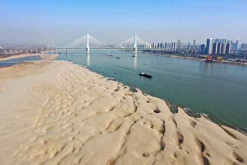 湖北武汉天兴洲现大片沙滩