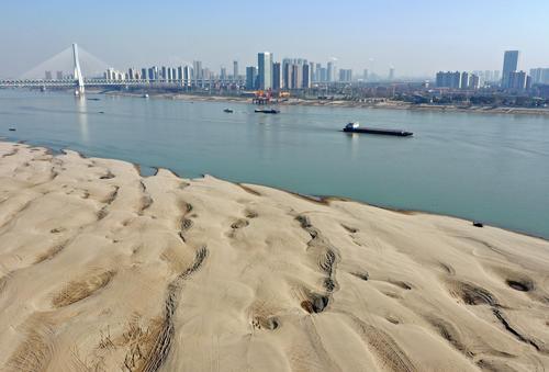 湖北武汉天兴洲现大片沙滩