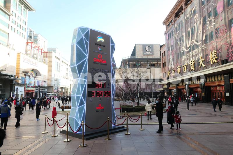 北京2022年冬奥会倒计时钟亮相王府井
