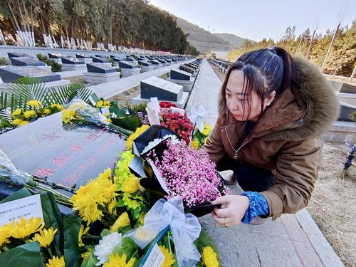 中印冲突阵亡烈士陈红军墓前鲜花满地