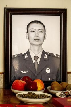 河南延津家乡人民悼念中印冲突阵亡烈士肖思远