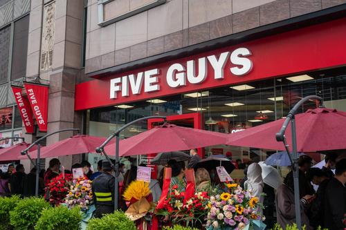美国五兄弟汉堡fiveguys中国首店上海开业