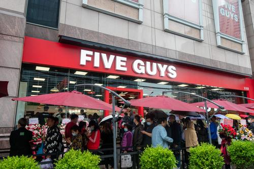美国五兄弟汉堡fiveguys中国首店上海开业