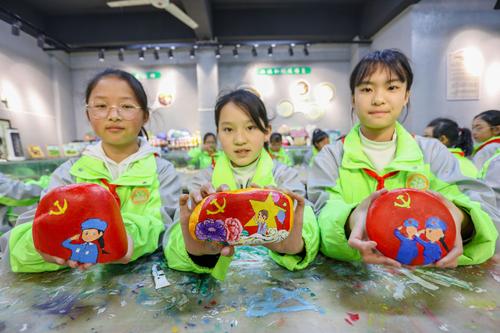 四川遂宁师生齐绘石头画致敬辉煌党史