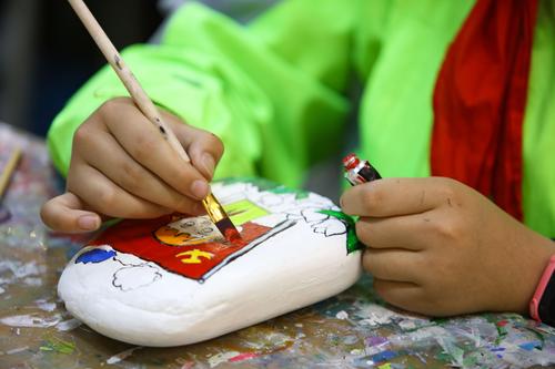 四川遂宁师生齐绘石头画致敬辉煌党史