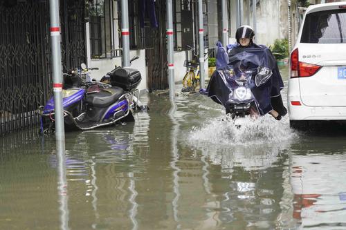 浙江温州遭遇暴雨天气老城区积水严重