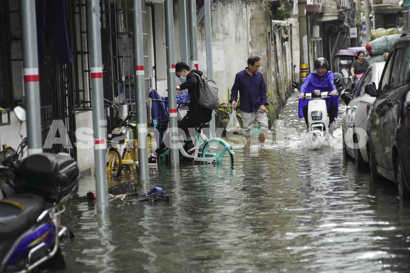 浙江温州遭遇暴雨天气老城区积水严重