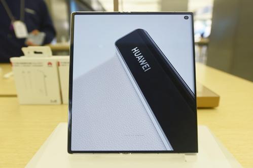 华为新一代旗舰级折叠屏手机matexs2亮相杭州