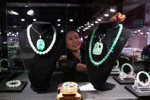 伟德bv1946官网-春节假期赶出书本厚的ATA单证册让竹山绿松石闪耀香江